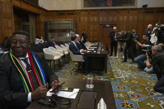 Χθεσινό στιγμιότυπο από το Διεθνές Δικαστήριο της Χάγης. Σε πρώτο πλάνο ο πρέσβης της Νότιας Αφρικής στην Ολλανδία, Β. Μαντονσέλα, και στο βάθος η νομική ομάδα του Ισραήλ που έχει συγκεντρώσει το ενδιαφέρον των φωτογράφων λίγο πριν από την είσοδο των δικαστών στην αίθουσα